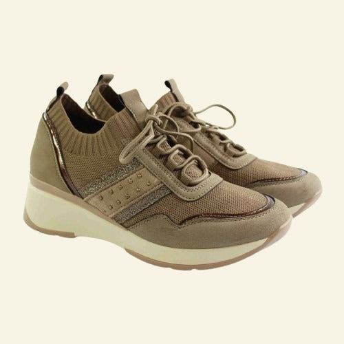 DEPORTIVA MY SOFT ADORNO TACHAS TAUPE