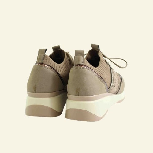 DEPORTIVA MY SOFT ADORNO TACHAS TAUPE