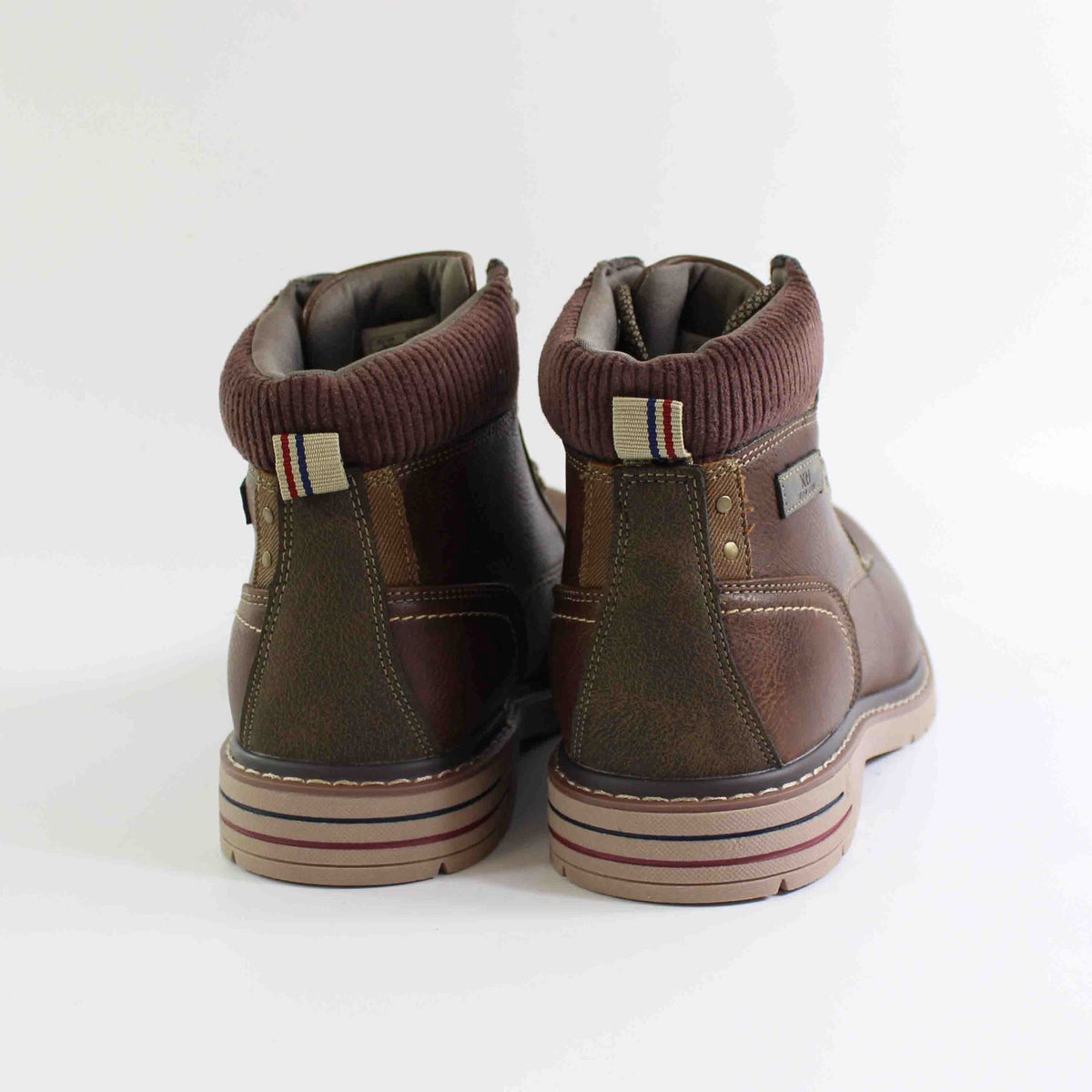 BOTIN CON CORDONES XTI MARRON