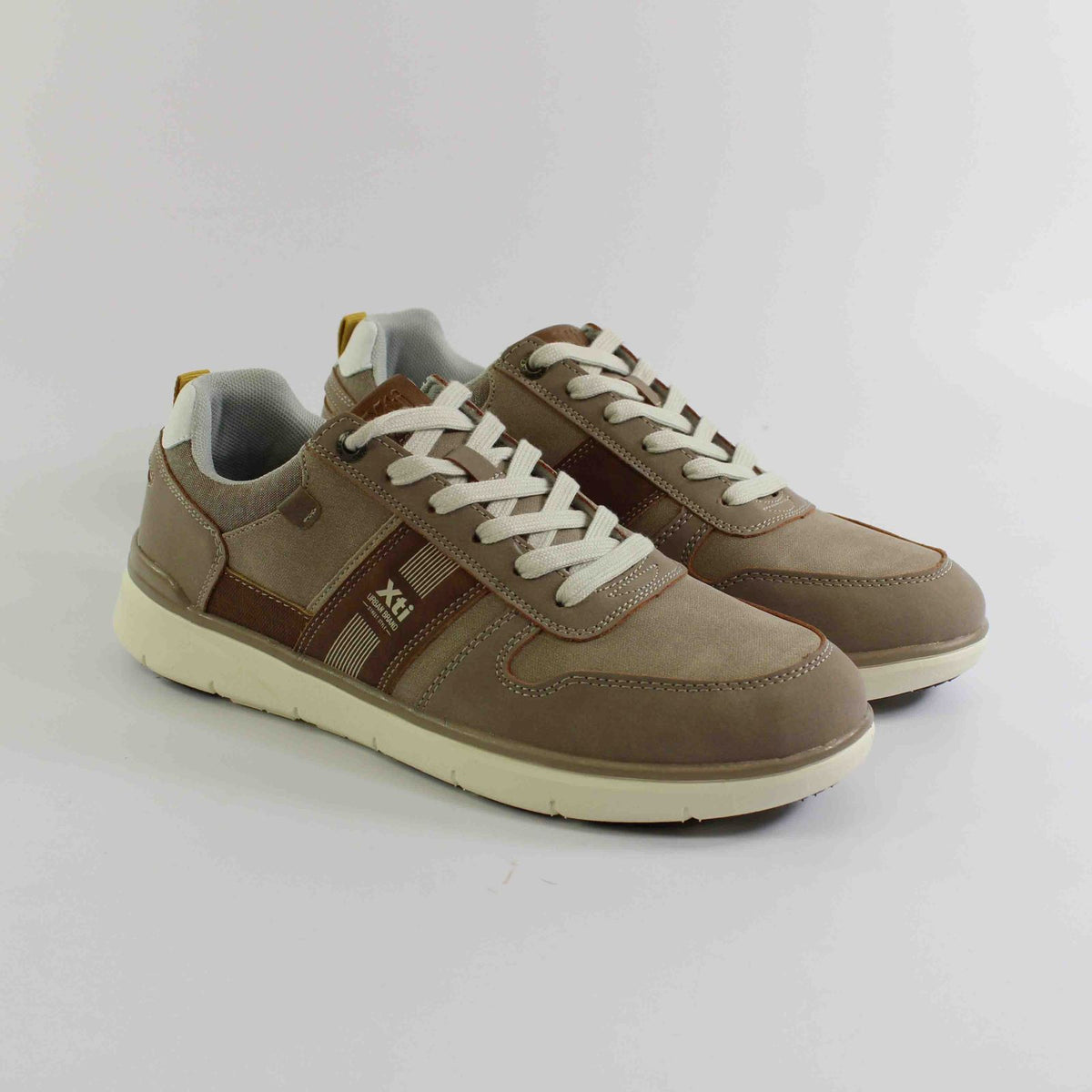 ZAPATO CASUAL XTI CON CORDONES TAUPE