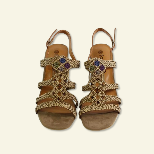 SANDALIAS FOXY UP TIRAS TRENZADAS ADORNO TAUPE