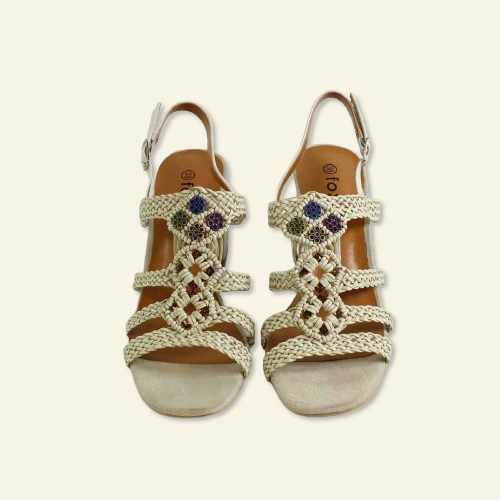 SANDALIAS FOXY UP TIRAS TRENZADAS ADORNO BEIG