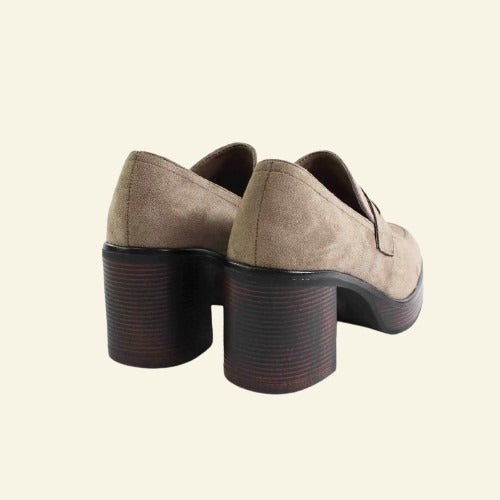 MOCASÍN FOXY UP CON TACÓN ADORNO ANTIFAZ TAUPE