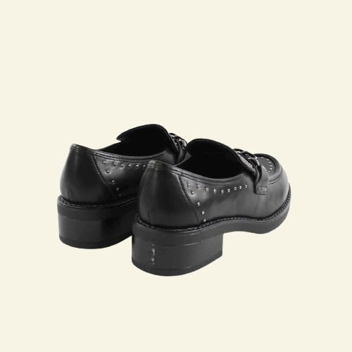 MOCASÍN FOXY UP ADORNO CADENA CON TACHAS NEGRO