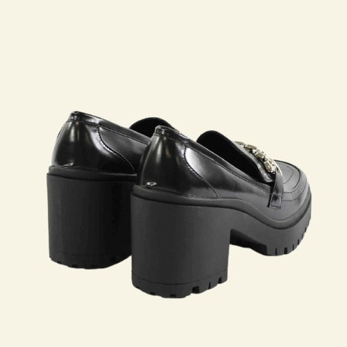 MOCASÍN FOXY UP TACÓN ADORNO CADENA NEGRO